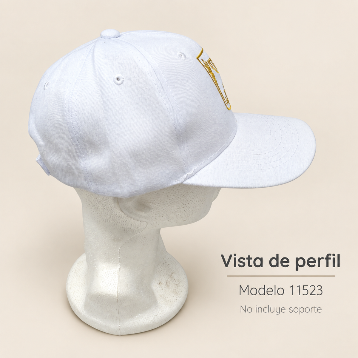 Gorra blanca con menorá dorada de Israel, modelo 11523; vista lateral sobre soporte de exhibición no incluido