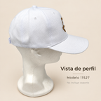 Gorra blanca Tzavah, modelo 11527; vista lateral sobre soporte de exhibición no incluido