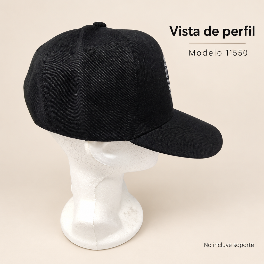 Gorra negra Mosad, modelo 11550; vista lateral sobre soporte de exhibición no incluido
