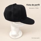 Gorra negra Mosad, modelo 11550; vista lateral sobre soporte de exhibición no incluido