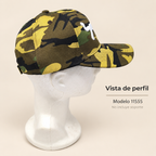 Gorra camuflaje Tzahal 3D, modelo 11555; vista lateral sobre soporte de exhibición no incluido