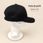 Gorra negra con menorá dorada de Israel, modelo 11562; vista lateral sobre soporte de exhibición no incluido