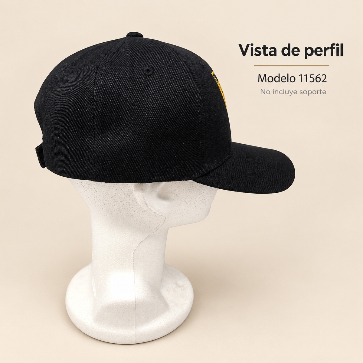 Gorra negra con menorá dorada de Israel, modelo 11562; vista lateral sobre soporte de exhibición no incluido