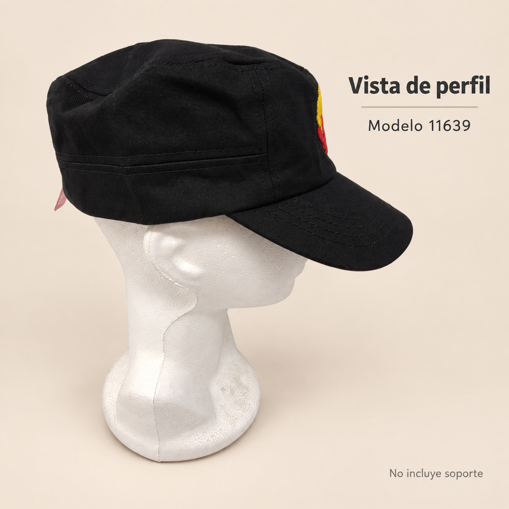 Gorra cubana negra Haesh Sheli Breslov, modelo 11639; vista lateral sobre soporte de exhibición no incluido