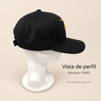Gorra negra Am Israel Jai con Maguén dorado, modelo 11645; vista lateral sobre soporte de exhibición no incluido
