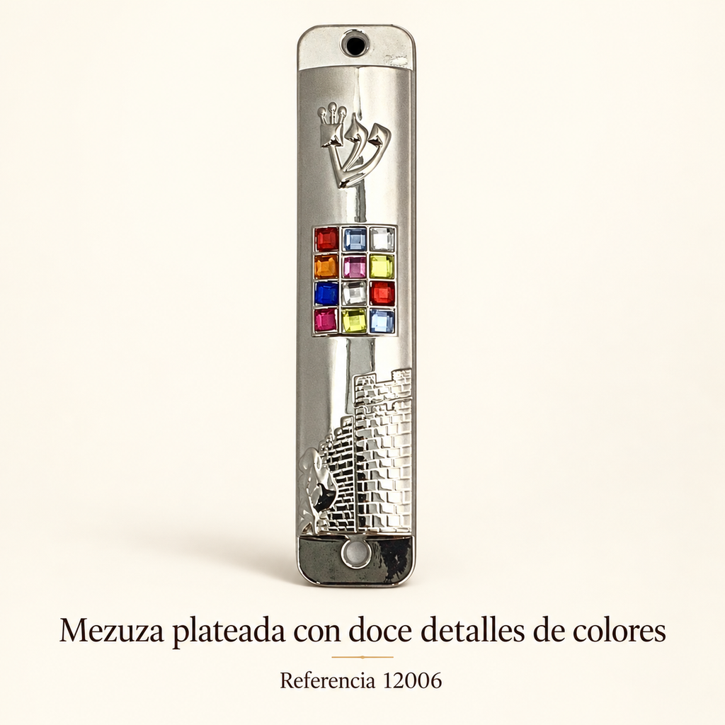 Mezuza plateada con doce detalles de colores, referencia 12006; presentación del producto
