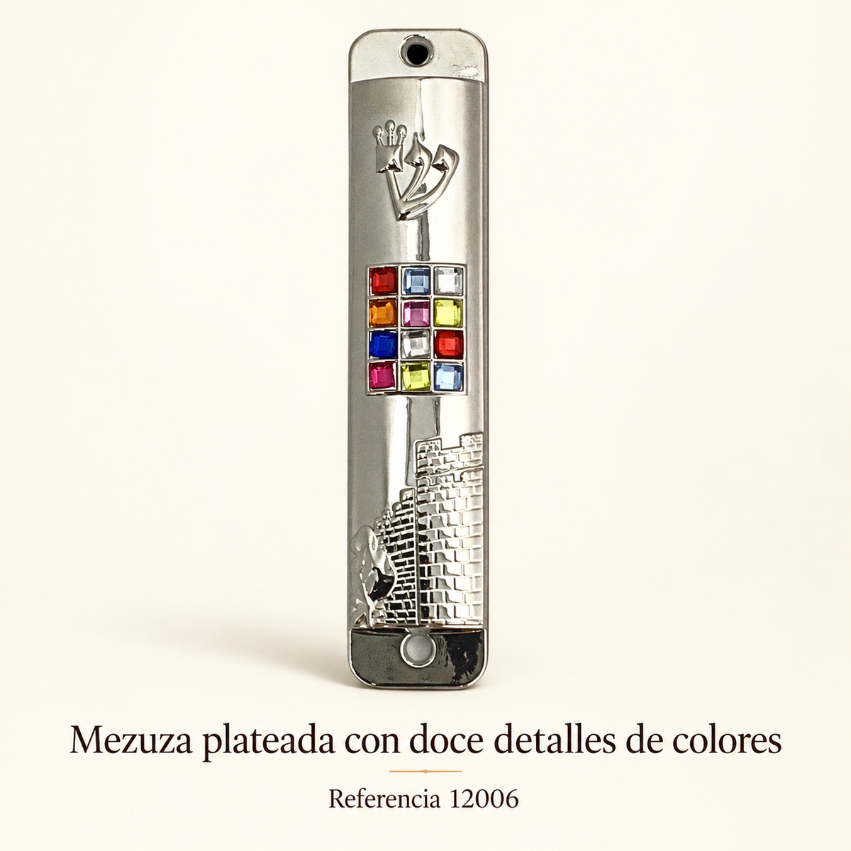 Mezuza plateada con doce detalles de colores, referencia 12006; presentación del producto