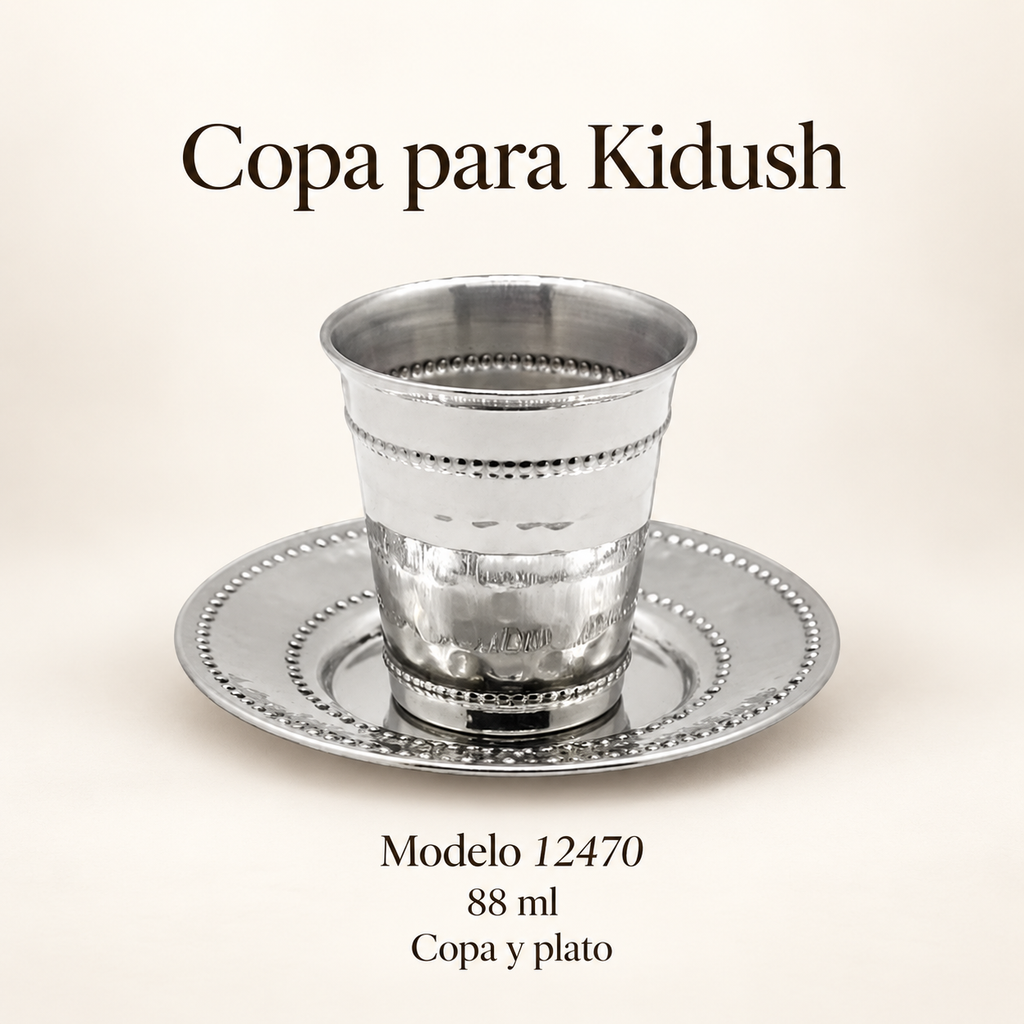 Copa de acero inoxidable de 88 ml con plato decorado, modelo 12470; presentación sobre fondo neutro