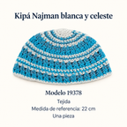 Kipá Najman blanca y celeste, modelo 19378; ficha con material y medida de referencia