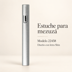 Estuche metálico plateado para mezuzá 22458 con letra Shin grande, de 12 cm; presentación sobre fondo neutro