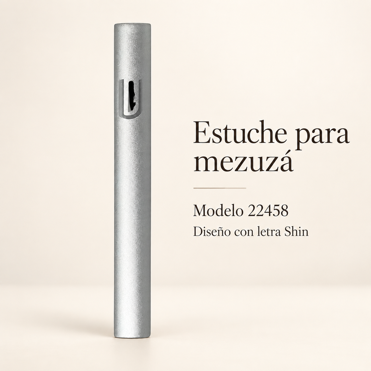 Estuche metálico plateado para mezuzá 22458 con letra Shin grande, de 12 cm; presentación sobre fondo neutro