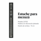 Estuche de madera para mezuzá 23702 con frente plateado, rombos y letra Shin; ficha de características