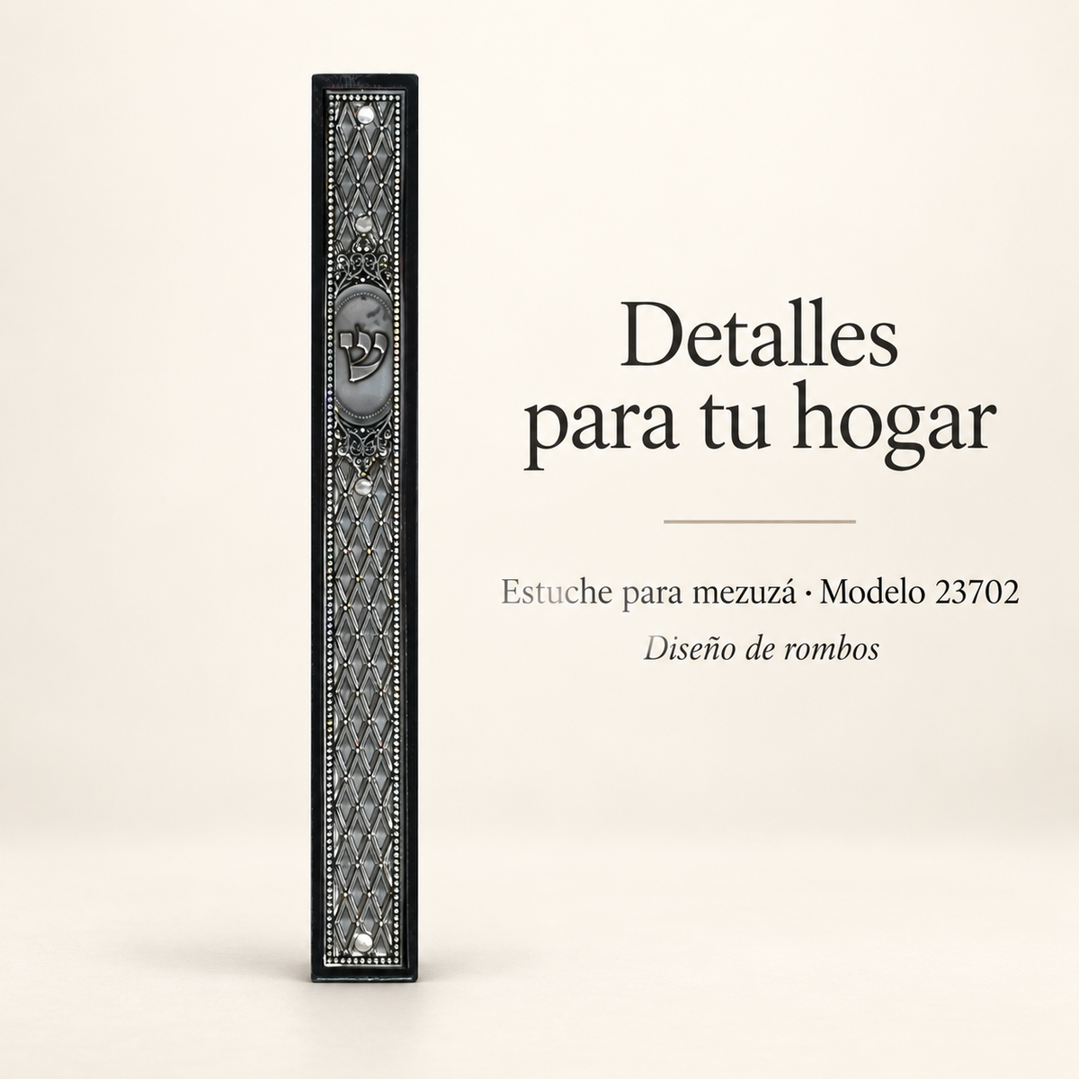 Estuche de madera para mezuzá 23702 con frente plateado, rombos y letra Shin; presentación sobre fondo neutro