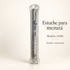 Estuche transparente para mezuzá 23840 con letra Shin y decoración brillante; presentación sobre fondo neutro