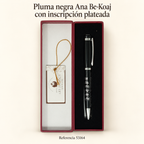 Pluma negra Ana Be-Koaj con inscripción plateada; presentación del producto