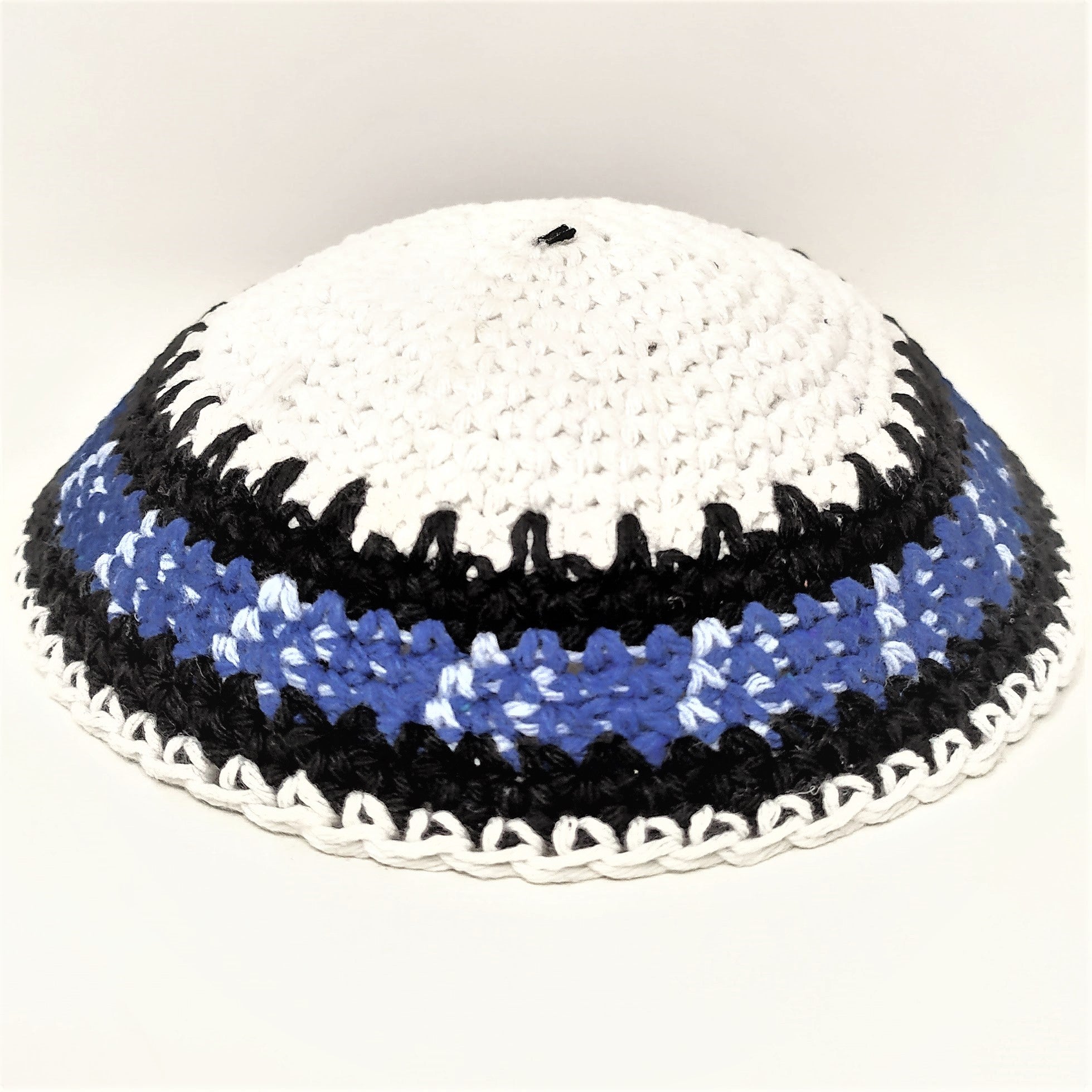 Kipá tejida blanca con borde negro, turquesa y negro 14477 - Libreria Jerusalem Centro