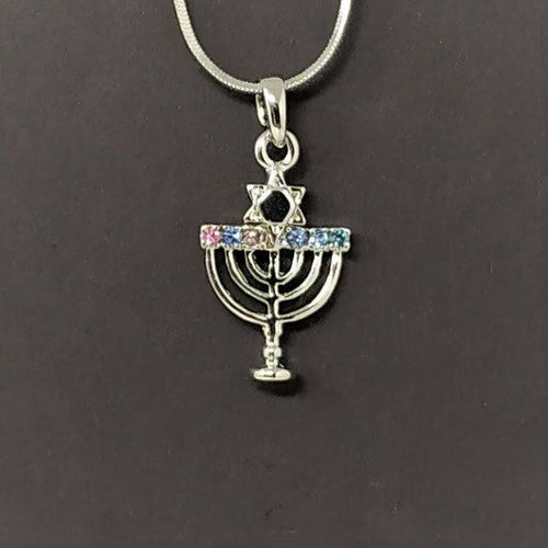 Collar con menora plateada y piedras de color 10966 - Libreria Jerusalem Centro