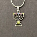 Collar de rodio menora plateada con piedra base de colores 125