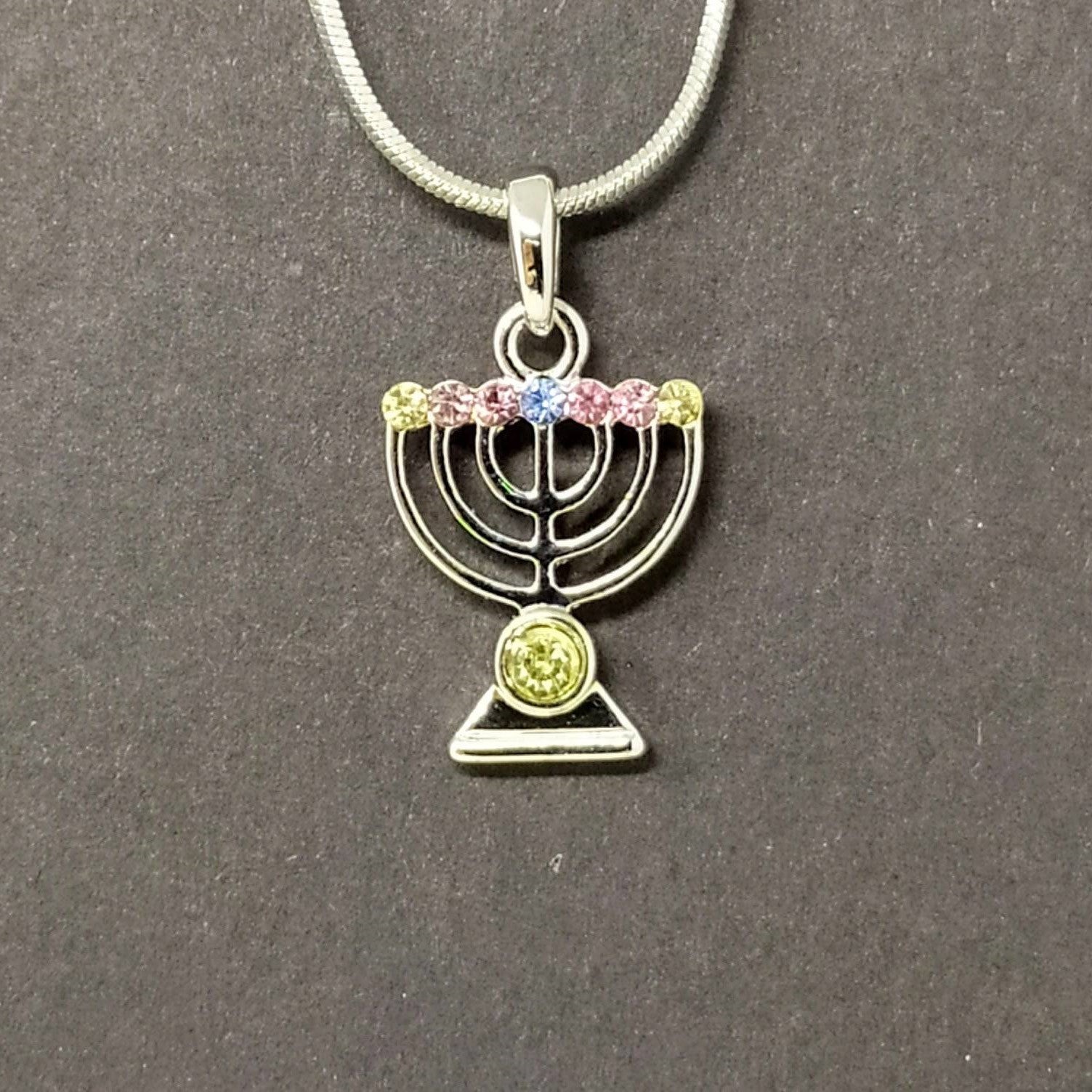 Collar de rodio menora plateada con piedra base de colores 125