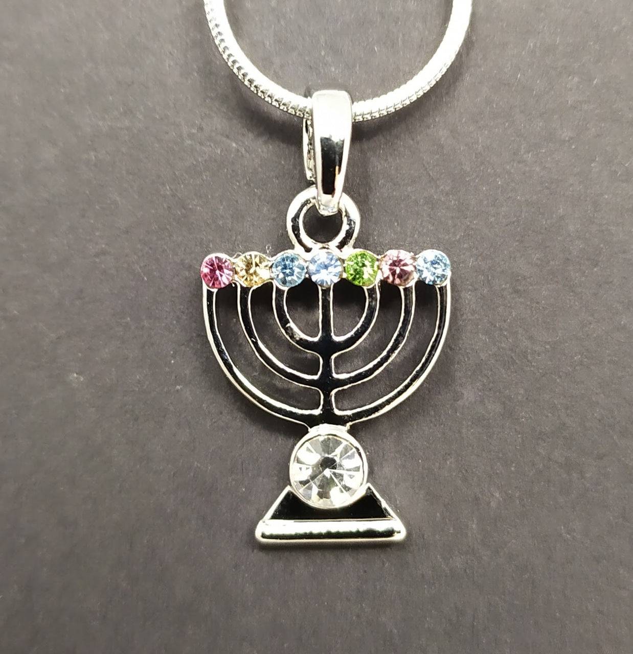 Collar menora plateada con piedras de colores 124 - Libreria Jerusalem Centro