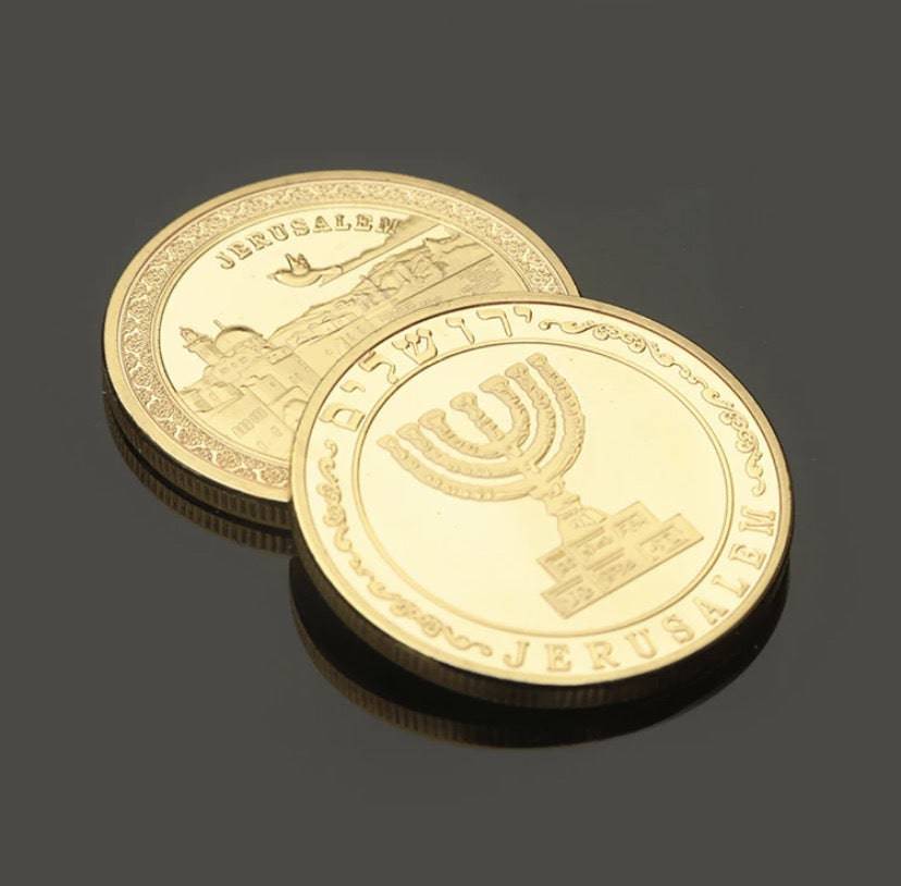 Moneda de coleccion Dorada de Ciudad de Jerusalem con Menora - Libreria Jerusalem Centro
