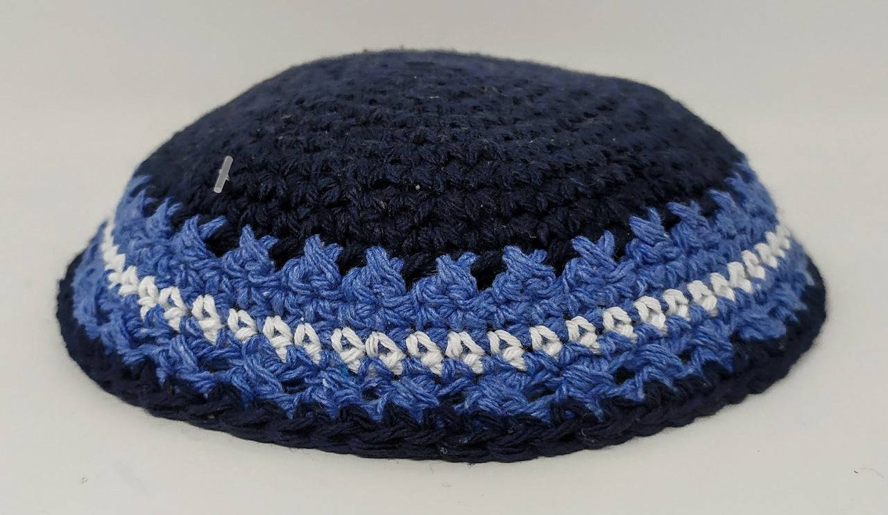 Kipá tejida azul con colores alrededor 10876 - Libreria Jerusalem Centro