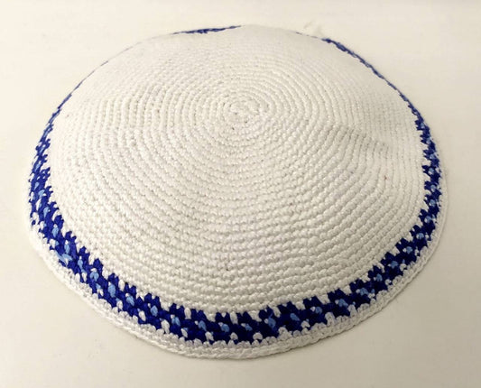 kipá tejida blanca con contorno azul 10974 - Libreria Jerusalem Centro