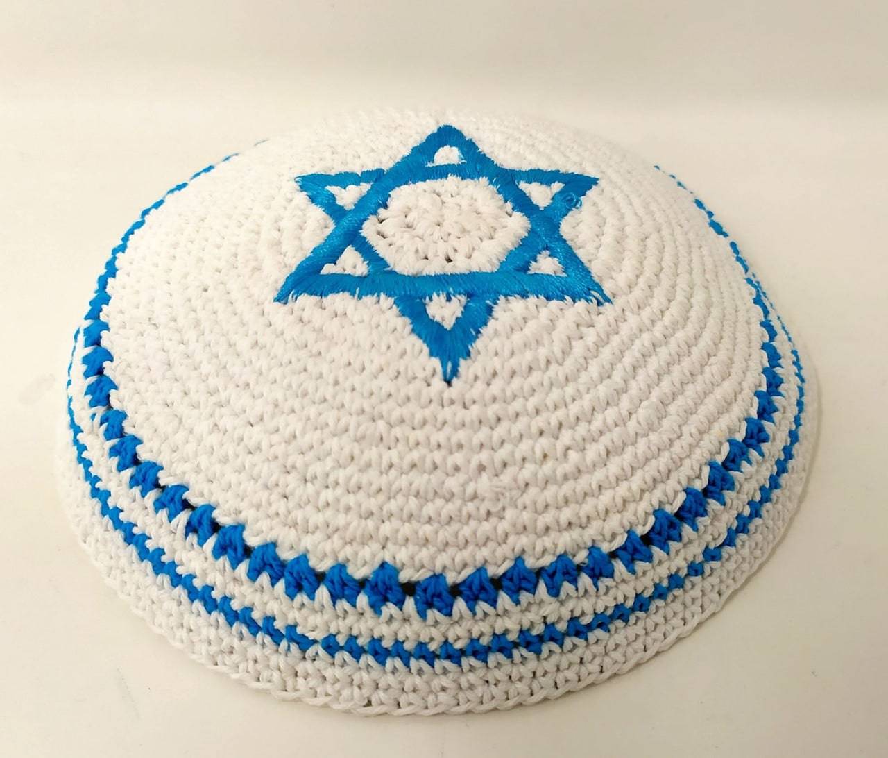 Kipá tejida blanca con maguen celeste y borde azul 18816 - Libreria Jerusalem Centro