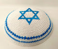 Kipá tejida blanca con maguen celeste y borde azul 18816 - Libreria Jerusalem Centro