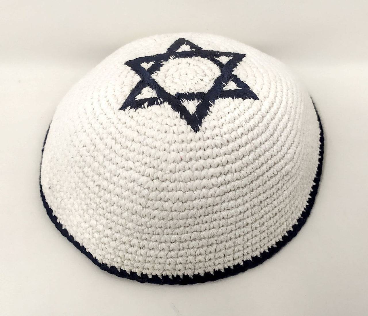 Kipá tejida blanca con maguen David azul marino contorno azul 15085 - Libreria Jerusalem Centro