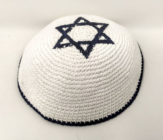 Kipá tejida blanca con maguen David azul marino contorno azul 15085 - Libreria Jerusalem Centro