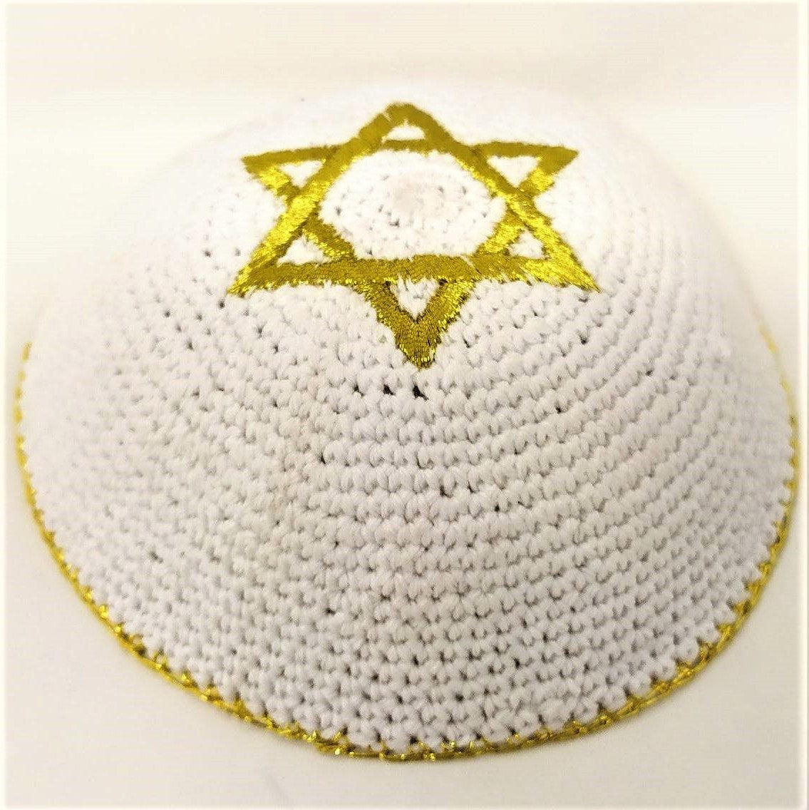 Kipá tejida blanca con maguen David dorado contorno dorado 15086