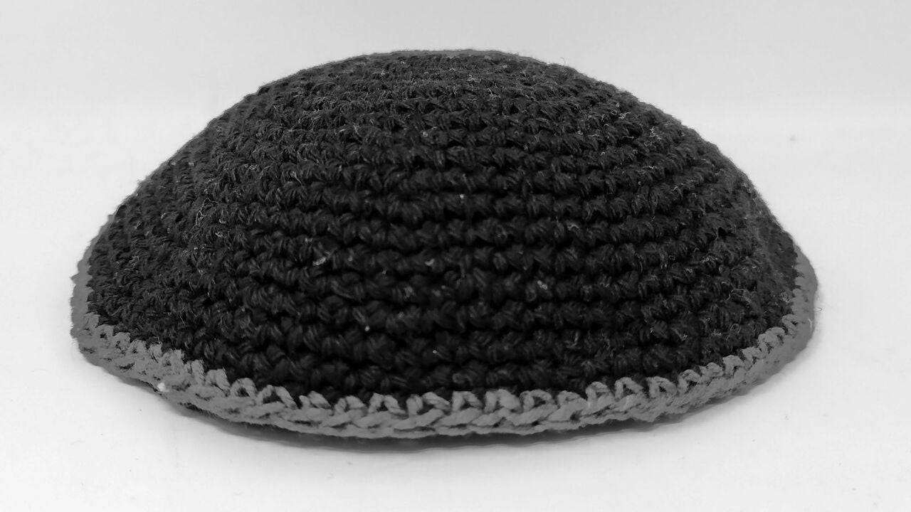 Kipá tejida negra con contorno gris 18476 - Libreria Jerusalem Centro