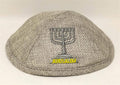 Kipá de lino gris con menorah  bordada 13698 - Libreria Jerusalem Centro