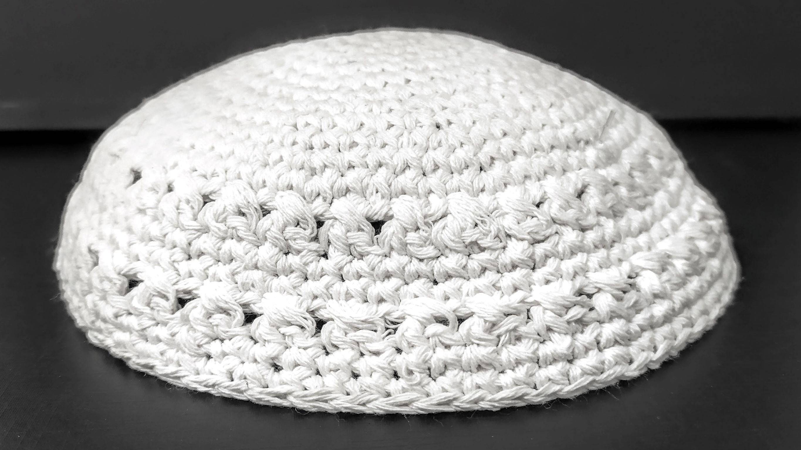 Kipá tejida blanca con circulo 11501 - Libreria Jerusalem Centro