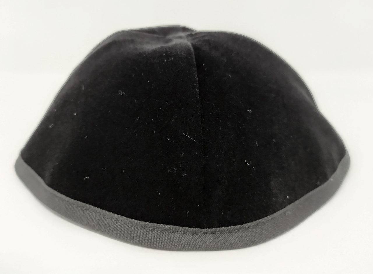 Kipá terciopelo negro talla 3 cuatro partes 15743 - Libreria Jerusalem Centro